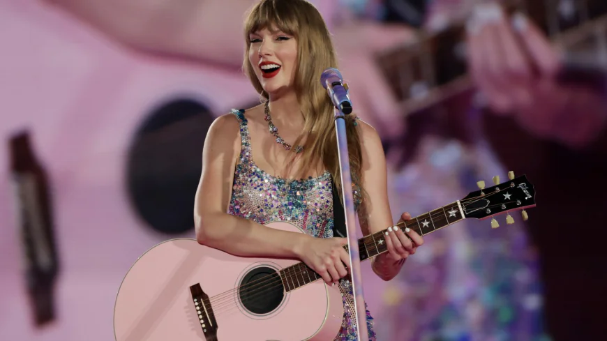 Watch Taylor Swift’s Surprise Acoustic Performance of ‘Shake It Off’ at NFL Party